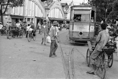 Đường tàu điện (phía trước chợ Đồng Xuân), phương tiện công cộng rất quan trọng ở Hà Nội thập kỷ 1970 – 1980... Tiếng leng keng của tàu điện là một kí ức đẹp trong lòng người Hà Nội. Nhảy tàu cũng là một "thú vui" của thanh niên thời bấy giờ.